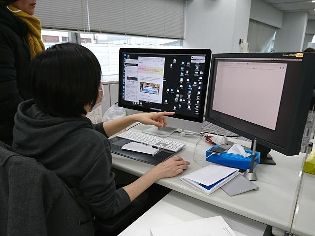 入社時に希望のPC環境をヒアリングし、できるだけ要望にあったものを購入しています。人によってはモニター3枚使いをしています。