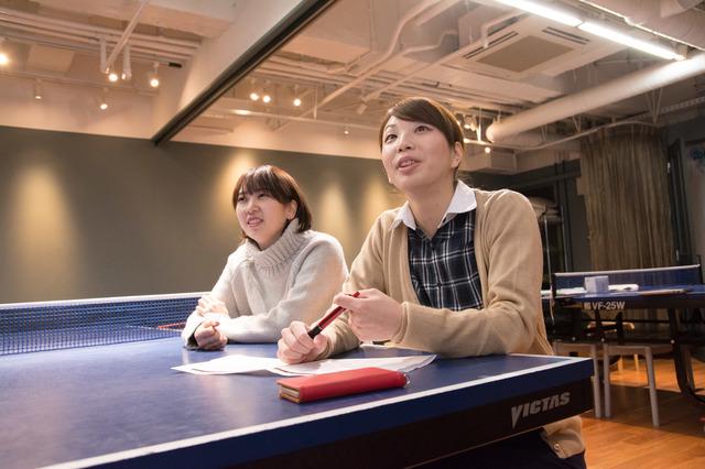 卓球台をミーティングテーブルにして仕事をすることもあります。