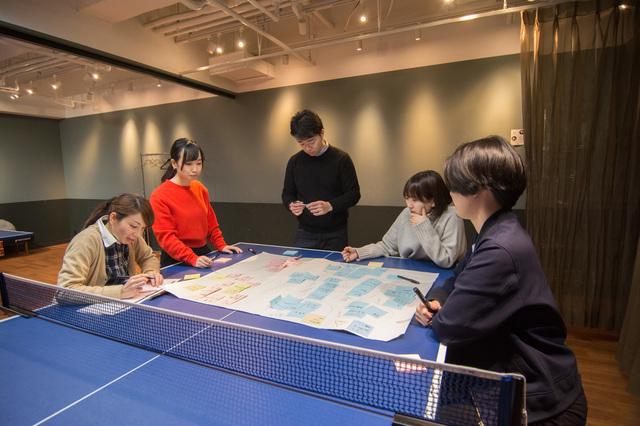 付箋を使って立場関係なくフラットに議論をしております。集中スペースとコミュニケーションスペースを分けてメリハリ分けて仕事もできます。