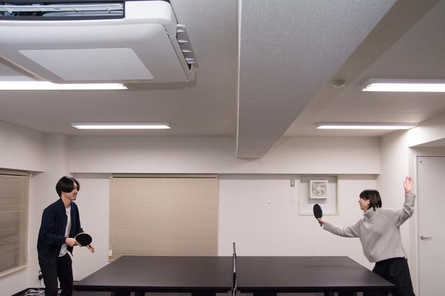 休憩中に卓球をすることもあります。