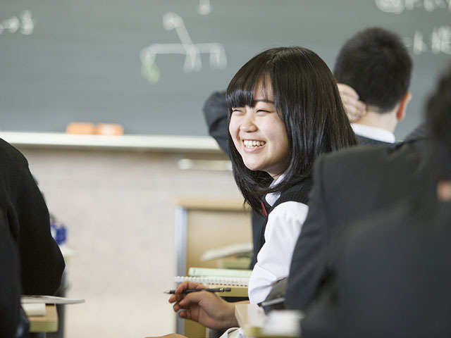 先生が生き生きしていることが生徒にも伝わり、教室内に自然な笑顔がこぼれている。