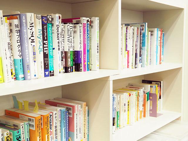 社内には技術に関する本がたくさんあり、自由に学習することができる。
技術本に限らず、読みたい本を申請すればすぐに購入出来る。