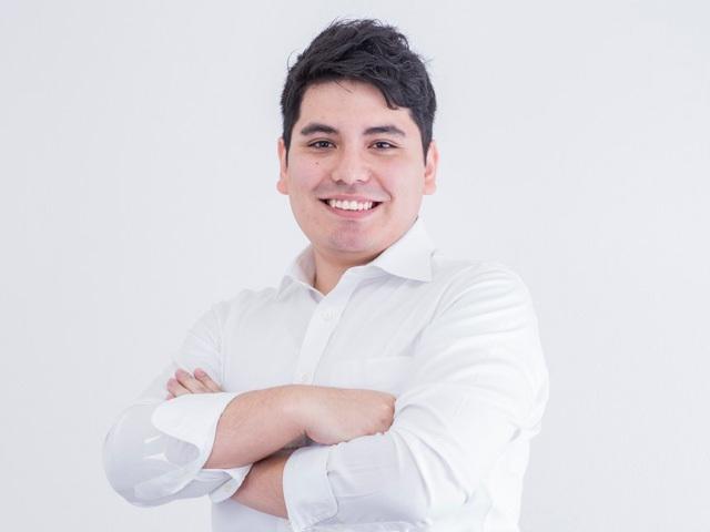 代表取締役・岡村アルベルト氏
代表自身もかつては日本で暮らす外国人だった。多くの問題を身をもって経験してきたからこそ、 ビザ取得時の手間をなくすサービスを提供している。