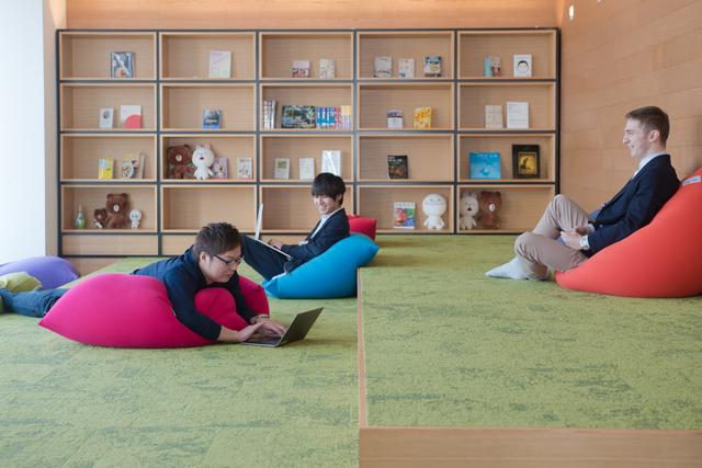 社内にはカジュアルMTGができる場所が多くあります。リラックスしながら相談し合える環境です。