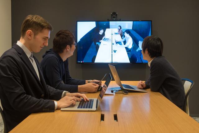 昇降デスクを完備し自分のスタイルで集中して開発できるような環境を整えています