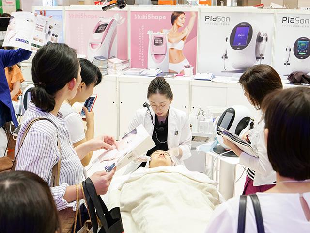 同社は美容の展示会などへも積極出展しており、ECとリアルの融合も取り組み始めています。