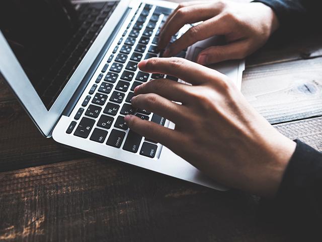 上流工程のコンサルティングでは、それぞれ得意分野をもつコンサルタント＋デザイナーがチームを組み、顧客の事業環境を多面的に分析し、IT活用の戦略を提起する。