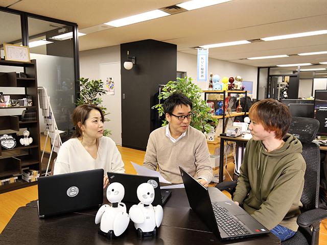 全く新しいものをゼロから生み出す仕事のため、ユーザー目線を忘れずに日々全員で議論しながら進めているという。
