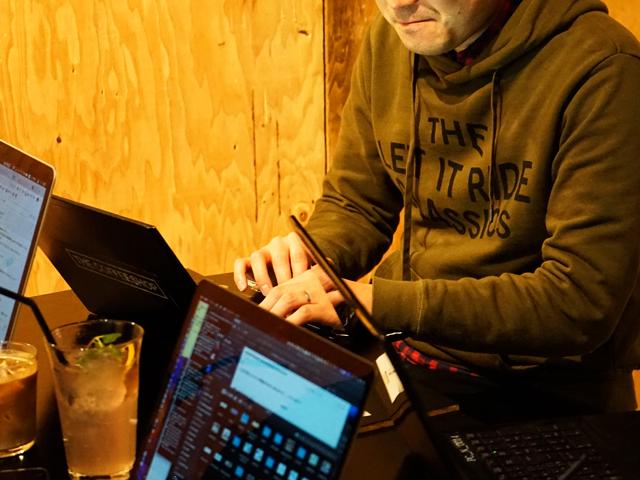 独創的なアイディアはオフィスだけで産まれるわけではない。たまには原宿・表参道エリアのカフェでコーヒーを飲みながらアイディアをブレストすることも。