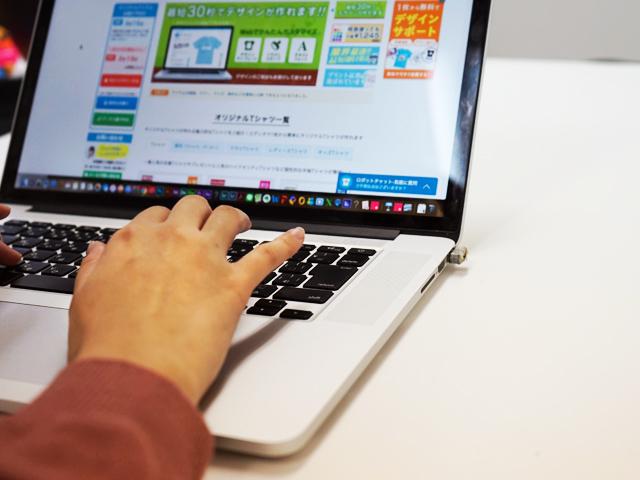 集中したいときは会議室にこもって作業することも可能。