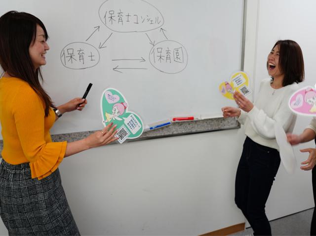 サービス提供側として、社員自身が疲弊しないようにと最大限考慮している同社では、社内ではこんなに明るい笑顔も。