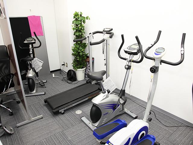 社員の要望で福利厚生として設置されたトレーニングマシン。