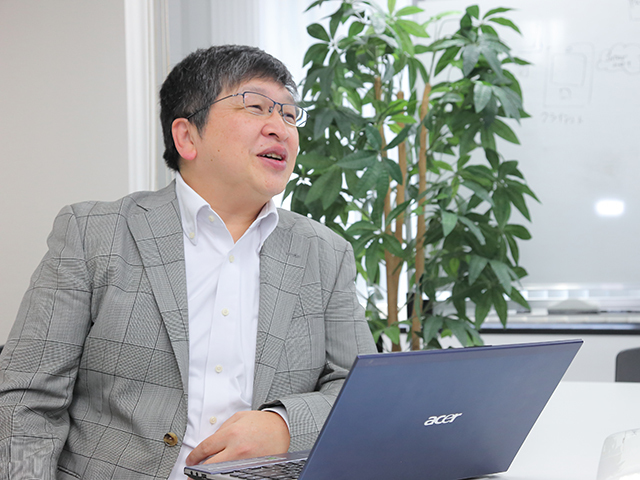 取締役会長　成田 二郎氏
現役のエンジニアの時に起業し、高い技術を持つ者として現在も活躍している。