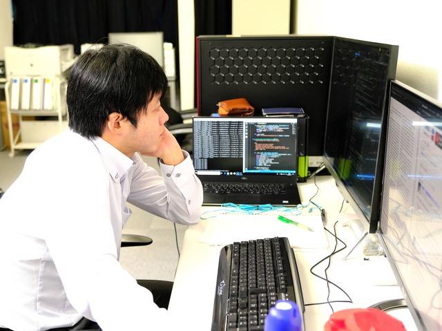 外部との打ち合わせ時以外は服装も自由で、ざっくばらんに意見を言い合うフラットな雰囲気だ。