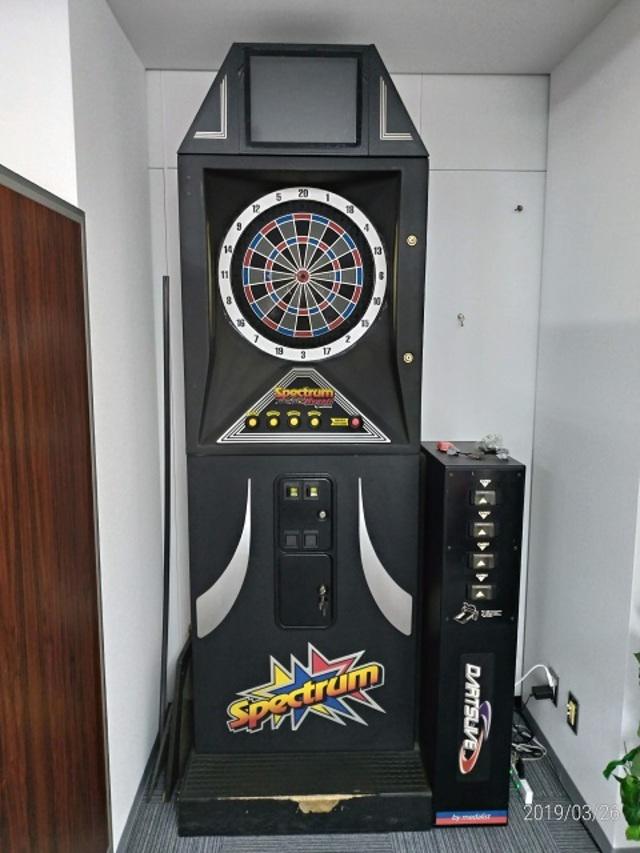 社員の要望で福利厚生として設置されたダーツマシン。