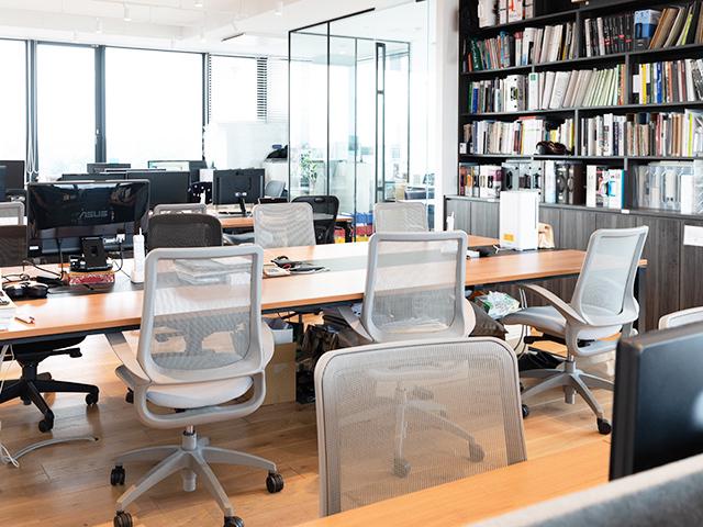 オフィスはフリーアドレスで、組織はオープンでフラット。リモートワーク制度やフルフレックス制度を設けており、仕事やライフスタイルに合わせた多様で柔軟な働き方ができる。