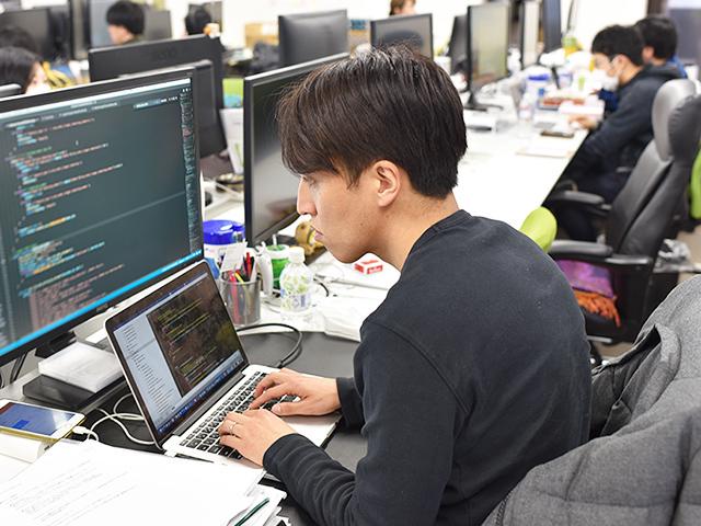 株式会社エスマットは倉庫などでの自動発注を可能にするIoTソリューション「スマートマット」（BtoB）に取り組む。