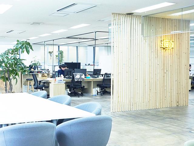 クリエイティブチームの評価軸は「どれだけ面白い取り組みを行ったか」。ここにも、“ヤラカス精神”を大切にするカルチャーが息づいている。