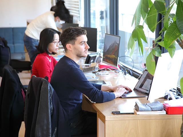 開発をするだけではなく、サービスの企画やデザインにも意見を求められる。他の会社では味わえないやりがいを感じられる環境だ。