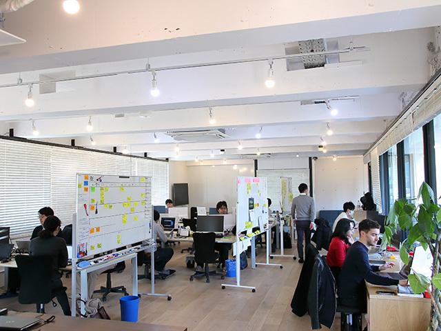 明るく広々としたオフィスは、働きやすい環境だ。社内では活発にコミュニケーションが取られ、会社全体で一丸となってプロダクトを生み出している。