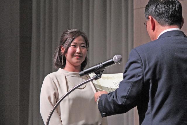 3カ月ごとに全社員が一同に会して「業務報告会」を開催し、業績優秀者の表彰や社長の方針発表などを共有している。