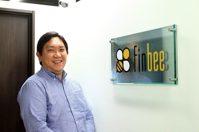 代表取締役社長  田村 栄仁。
大学卒業後、三和銀行（現三菱東京UFJ銀行）や株式会社ライブドアを経て、プリペイド型電子マネー「BitCash」の運営企業であるビットキャッシュ株式会社の代表を務めました。