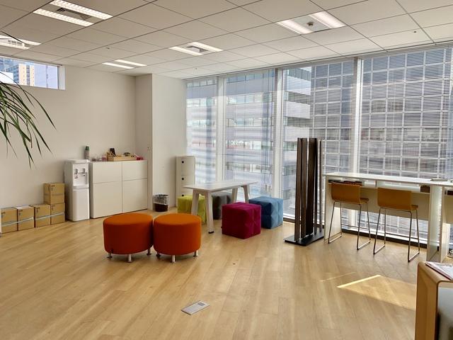 明るく広いオフィスでリラックスして仕事に臨みます。パントリーにはコーヒーマシンやお菓子、野菜ジュースなどが常備されています！