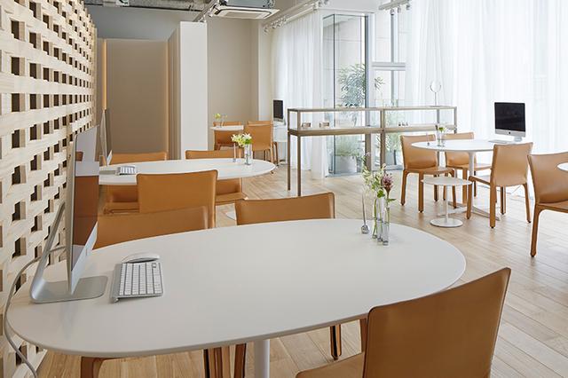 2021年12月現在、社員数は51名、平均年齢は30歳という若い組織だ。EC運営スタッフとカスタマーサポートが半々という構成だ。