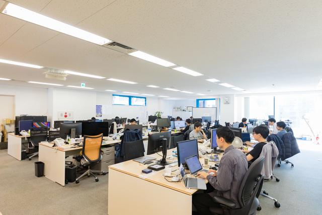 オフィスは、事業部門とコーポレート部門が左右に分かれ、その中間にコミュニケーションスペースを置く。新しいオフィスの効果は抜群で、スタッフはリラックスしながら活発なコミュニケーションを行っている。