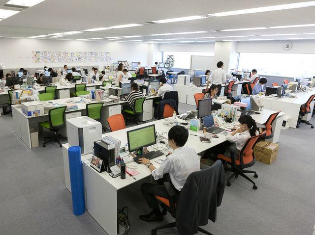 オフィス内は仕切りがなく、ワンフロアで広々としたオープンな空間になっています。