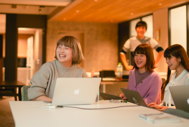 「人の問題のほとんどはコミュニケーション不足で生まれる」という考えからコミュニケーションを重視し、週次の1on1や月1のご飯会、締め会などを実施している。