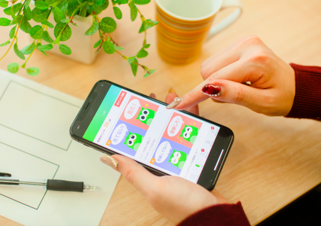 「TesTee」は、“スプリット調査”と呼ばれる「画像の2択」に特化し、画像を見てどちらが良いかを選択してスワイプする。