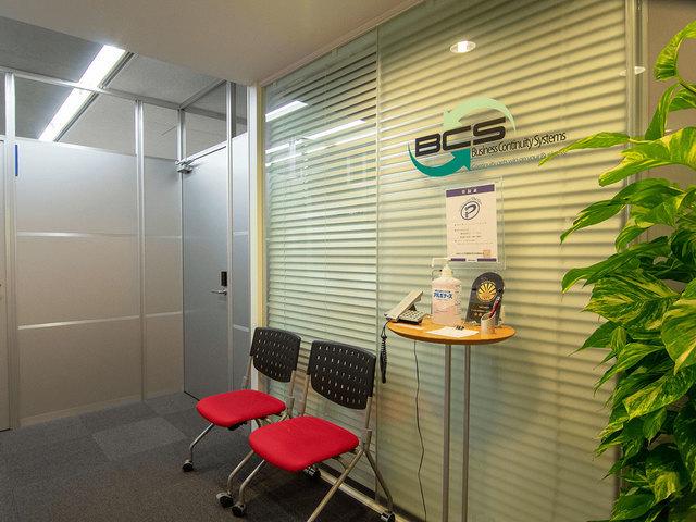 代表取締役を務める岡﨑正俊氏は、日本アイ・ビー・エム株式会社に16年在籍後、外資系IT企業、IT系ベンチャーを経由してビーシーエスを設立した。