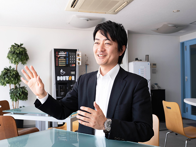 代表取締役 社長　角田 賢明
プロジェクトチームは代取直下でプロジェクトを進めることが出来ます！