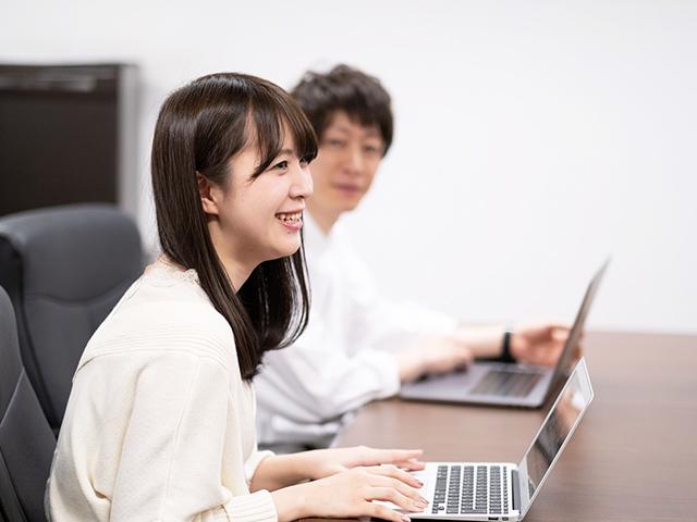 クリエイティブ系の職種は女性が半分以上を占めていて、デザイン室の室長は女性が務めている。