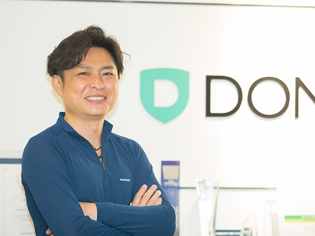代表取締役 大内 鶴松氏
コンシューマー向けWebサービスの企画・開発・運営を軸に、広告代理店事業など多角的な事業を展開するITベンチャー企業をDONIKAを運営する