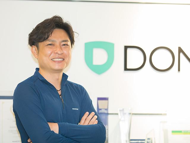 代表取締役 大内 鶴松氏
コンシューマー向けWebサービスの企画・開発・運営を軸に、広告代理店事業など多角的な事業を展開するITベンチャー企業をDONIKAを運営する