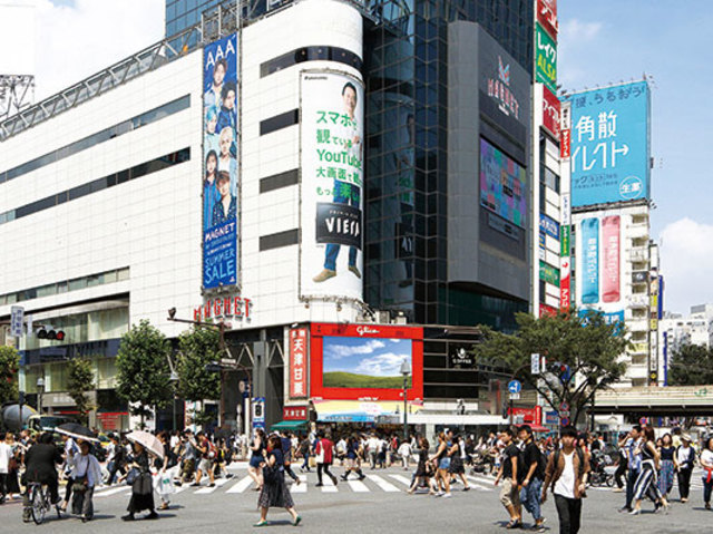 渋谷駅前スクランブル交差点をはじめ、主なメインストリートのほぼ全域をカバーする大型ビジョン9基を運営。