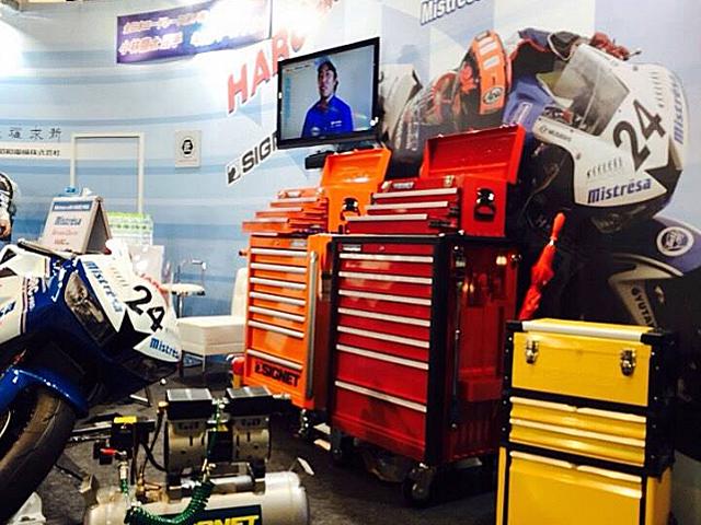 動車整備分野や組み立て工場、工事現場をターゲットとする総合ハンドツールブランド『SIGNET』や、金属加工ユーザーを対象とした切削工具ブランド『PROCHI』という自社ブランドも展開する。