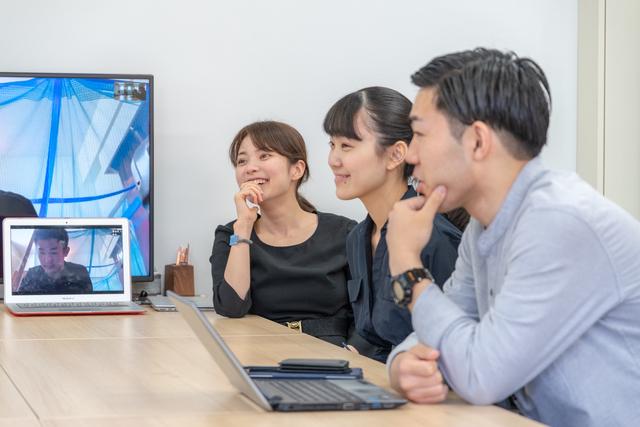 毎週末ビデオ通話を通じ、バングラデシュ現地とのミーティングを行っています。