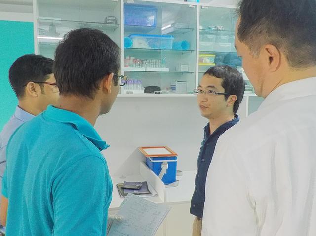 バングラデシュではmiup社の医師・森田氏が現地従業員の指導を行うなど、医療の水準をあげる活動をしている。