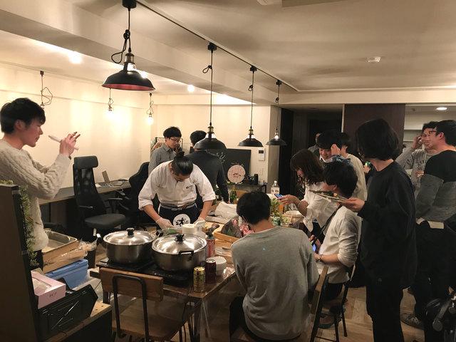 社内懇親会の風景です。月に一度程度様々な形で懇親会を行なっています。先月の懇親会では、板前さんにオフィスにきていただき、美味しいお寿司を食べながら、メンバー全員で盛り上がりました。