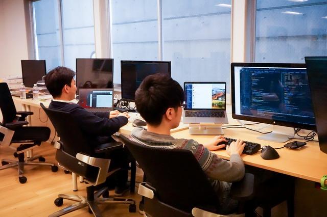 希望のPCを希望のスペックで用意しています。キーボードやマウスも希望のものを指定してください。デュアルディスプレイも可能です。また少人数の会社ですので、無駄な会議やミーティングで時間を奪われることなく、開発に集中することができます。