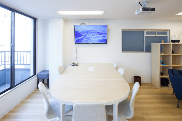 オフィスは渋谷にあり、創業間もない起業家が集まる空間にもなっています。