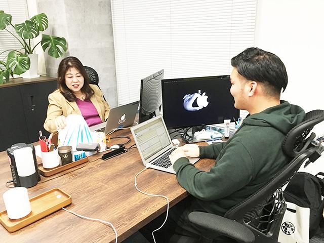 社内にはクラウドサービスに精通した精鋭メンバーが多数在籍。先輩社員に教えてもらいながら成長できる環境だ。