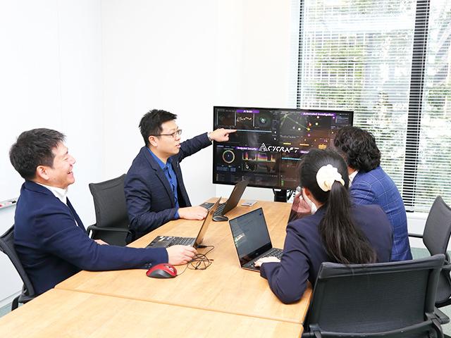 お客様を守るという真剣な業務内容にも関わらず、創業者達をはじめ明るいスタッフが多い。　ボケとツッコミは自然現象のように多発！