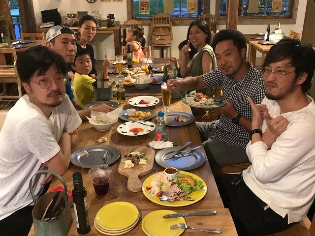 家族合同社員飲み会の様子。妙な気遣いやしがらみをなくし、言いたいことを率直に言える風土だそう。