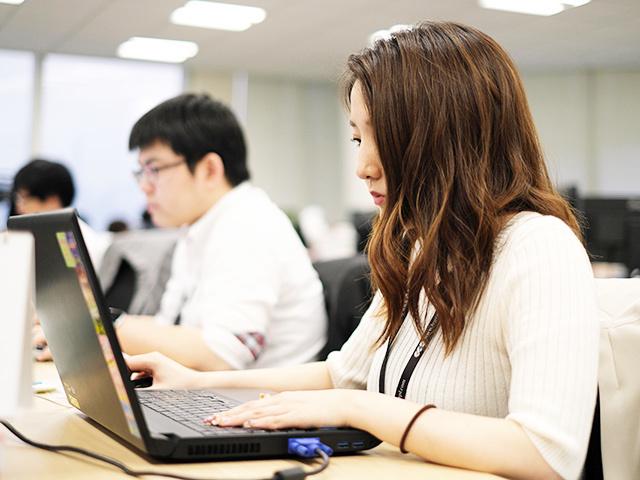 社内では若い女性も多く活躍している。年齢や性別に関係なく、多様性が受け入れられる職場だ。