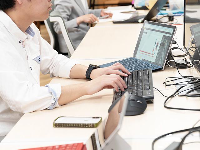 顔認証でゲートが開くスマートビルディングや、空中に手をかざしただけで目の前にナビゲーションマップが表れるスマートシティなど、まるでSF映画のような世界を現実のものにしようとしている。