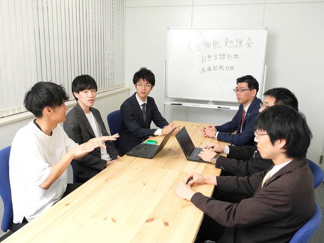 社内では、経験・知識共に豊富な技術統括責任者をはじめ、20～30代前半のエンジニアたちが開発・研究に取り組んでいる。